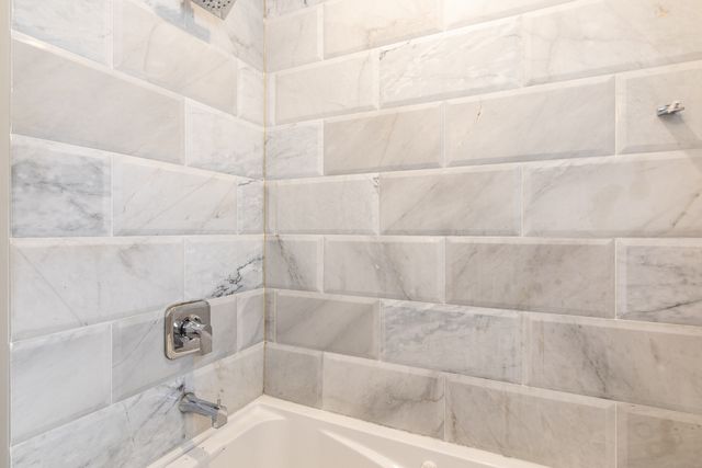 5158 W Carmen Avenue W, Chicago, IL 60630