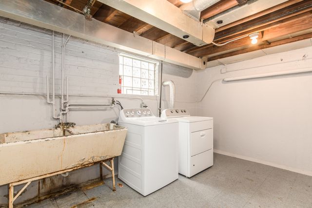 5158 W Carmen Avenue W, Chicago, IL 60630