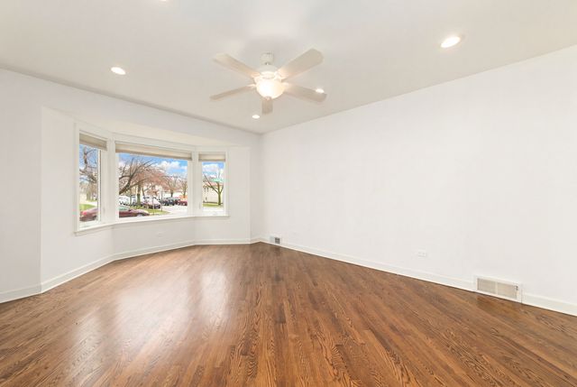 5158 W Carmen Avenue W, Chicago, IL 60630