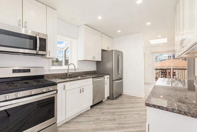 5158 W Carmen Avenue W, Chicago, IL 60630