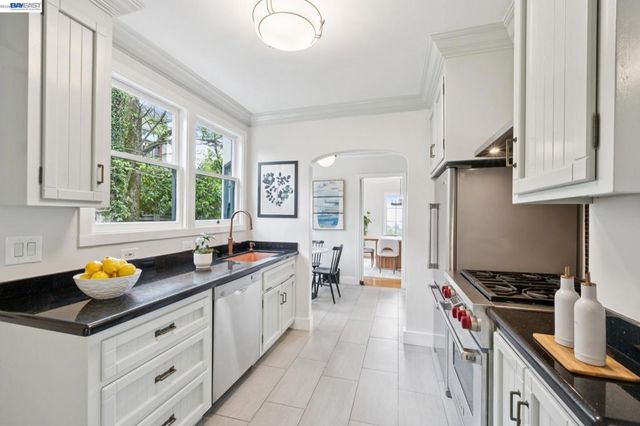 6968 THORNHILL DRIVE, Oakland, CA 94611