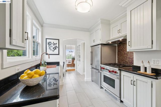 6968 THORNHILL DRIVE, Oakland, CA 94611