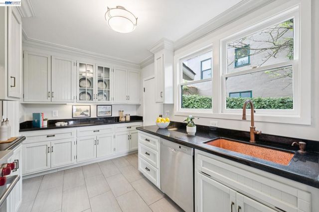 6968 THORNHILL DRIVE, Oakland, CA 94611