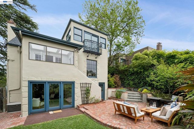 6968 THORNHILL DRIVE, Oakland, CA 94611