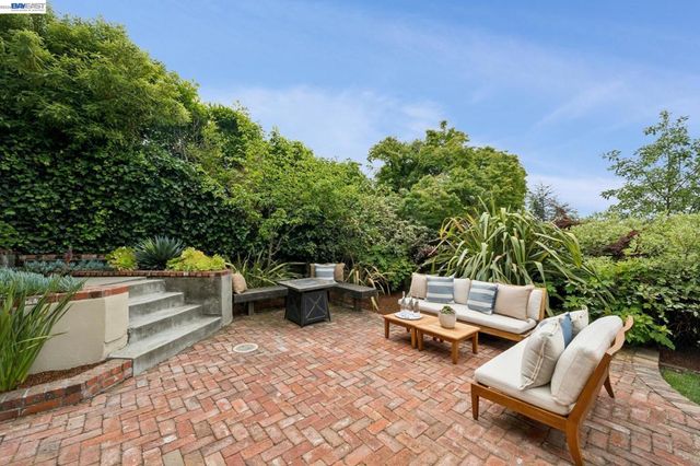 6968 THORNHILL DRIVE, Oakland, CA 94611