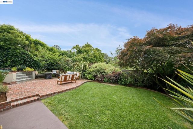 6968 THORNHILL DRIVE, Oakland, CA 94611