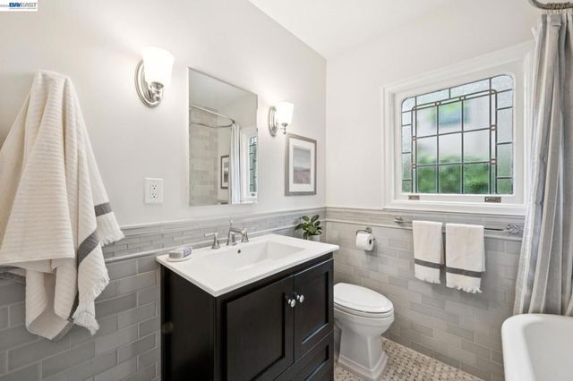 6968 THORNHILL DRIVE, Oakland, CA 94611