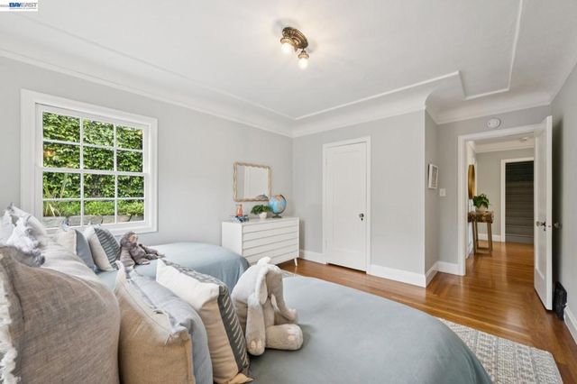 6968 THORNHILL DRIVE, Oakland, CA 94611