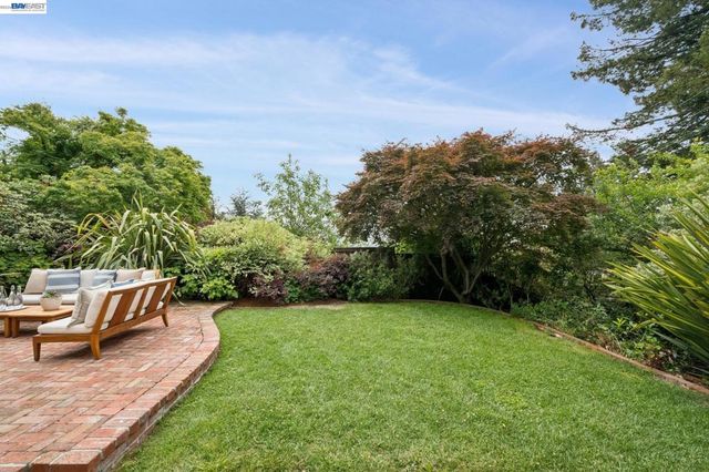 6968 THORNHILL DRIVE, Oakland, CA 94611