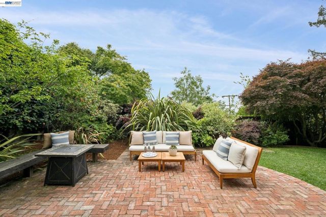 6968 THORNHILL DRIVE, Oakland, CA 94611