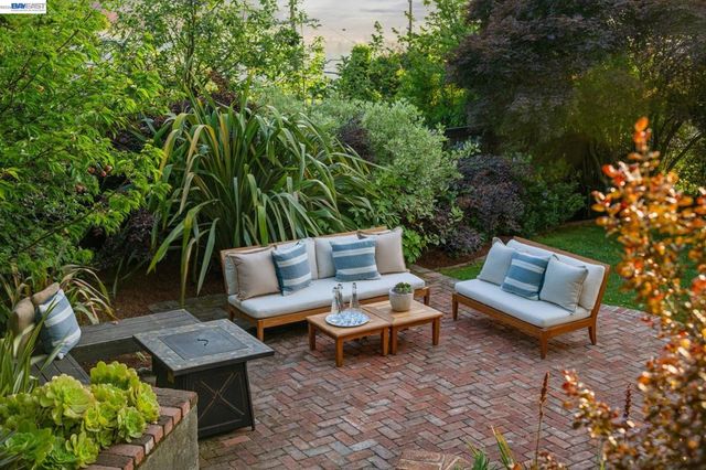 6968 THORNHILL DRIVE, Oakland, CA 94611
