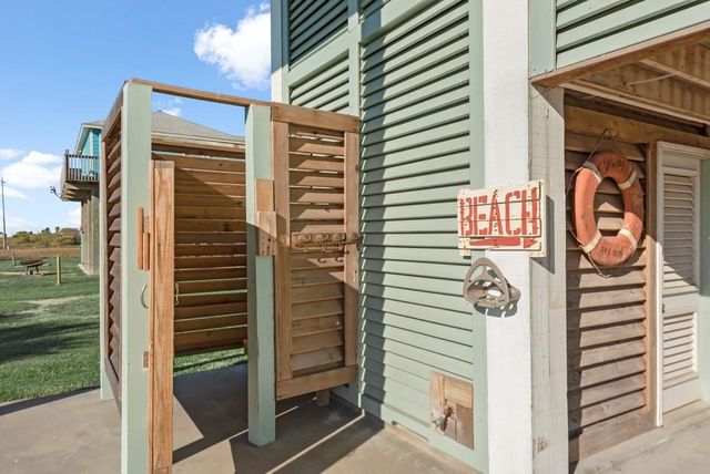 1019 Brighton Jones Blvd, Gilchrist, TX 77617