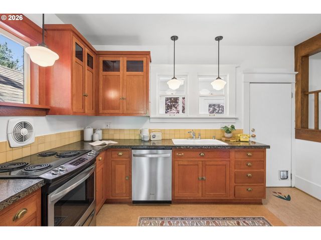 535 N SIMPSON St, Portland, OR 97217