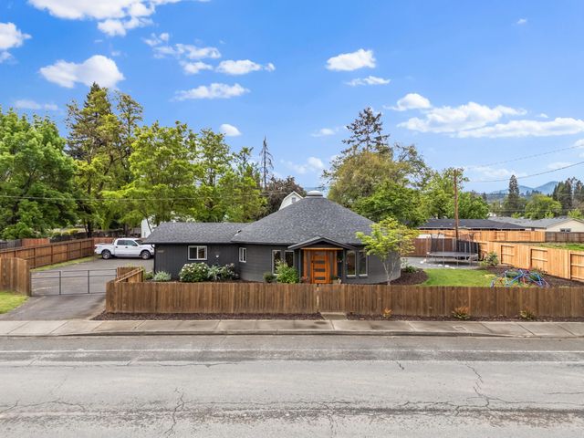 1027 SE M, Grants Pass, OR 97526