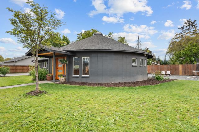 1027 SE M, Grants Pass, OR 97526