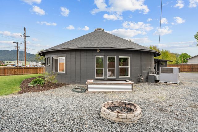 1027 SE M, Grants Pass, OR 97526