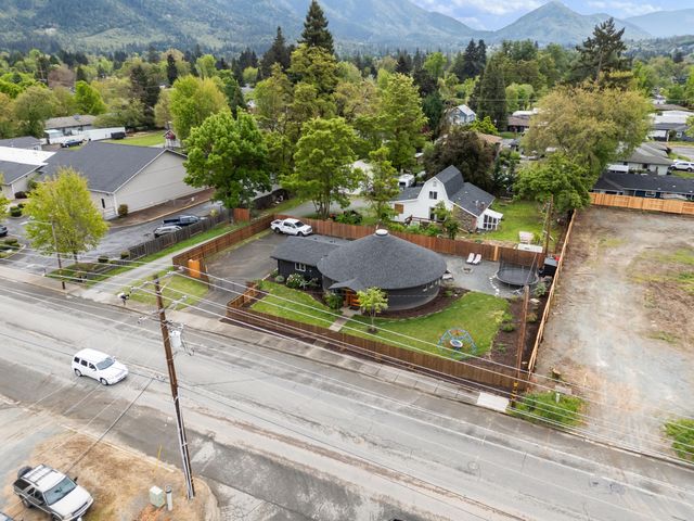 1027 SE M, Grants Pass, OR 97526
