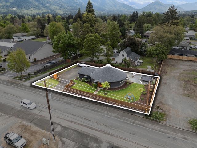 1027 SE M, Grants Pass, OR 97526