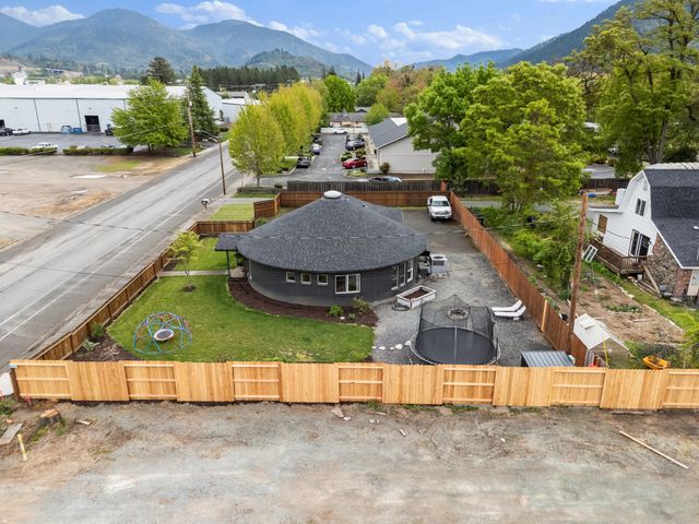 1027 SE M, Grants Pass, OR 97526