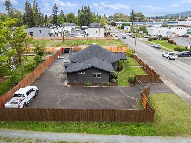 1027 SE M, Grants Pass, OR 97526