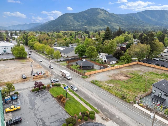 1027 SE M, Grants Pass, OR 97526