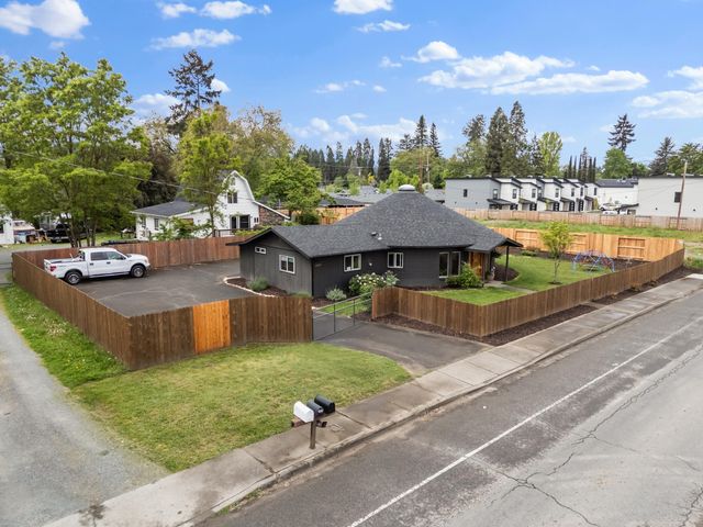 1027 SE M, Grants Pass, OR 97526