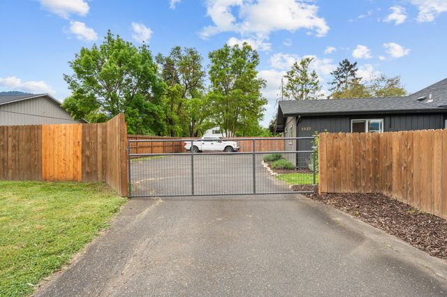 1027 SE M, Grants Pass, OR 97526