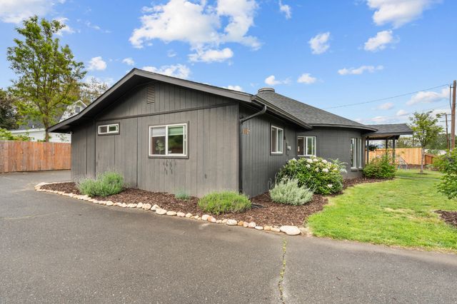 1027 SE M, Grants Pass, OR 97526