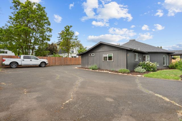 1027 SE M, Grants Pass, OR 97526