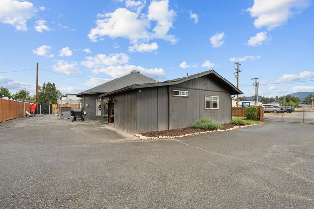 1027 SE M, Grants Pass, OR 97526