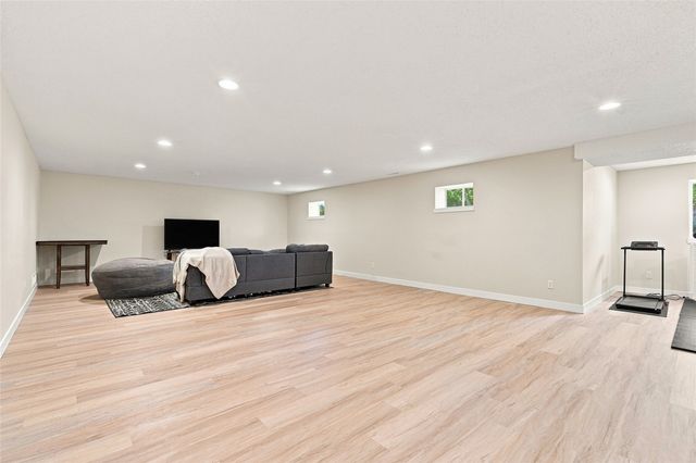 3808 Richland Dr NW, Cedar Rapids, IA 52405