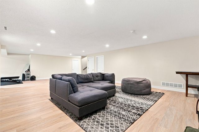 3808 Richland Dr NW, Cedar Rapids, IA 52405