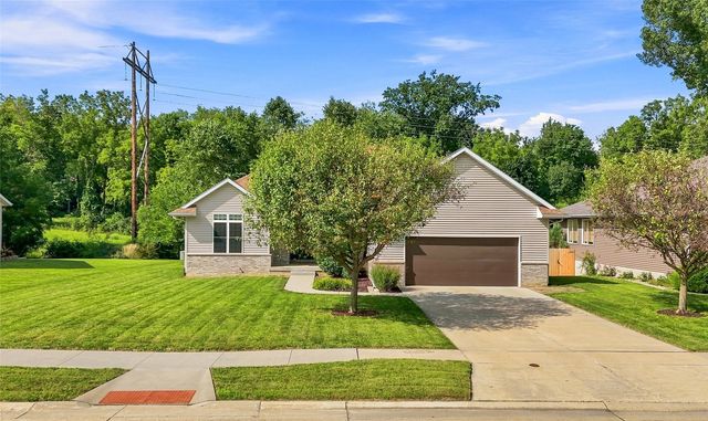 3808 Richland Dr NW, Cedar Rapids, IA 52405