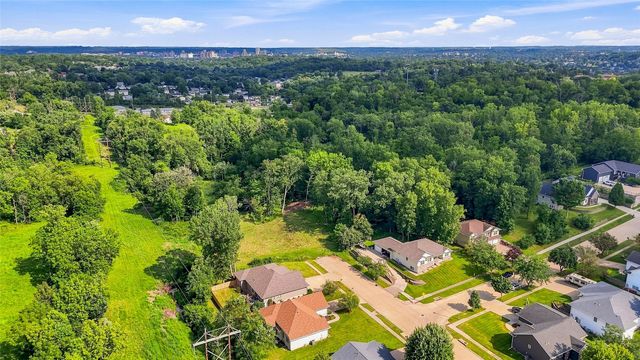 3808 Richland Dr NW, Cedar Rapids, IA 52405