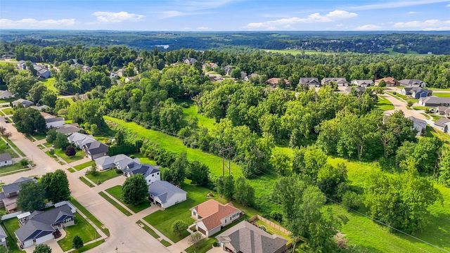 3808 Richland Dr NW, Cedar Rapids, IA 52405