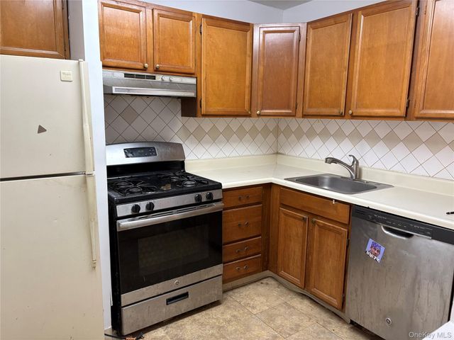 2 Bay Club Drive 10M, Bayside, NY 11360