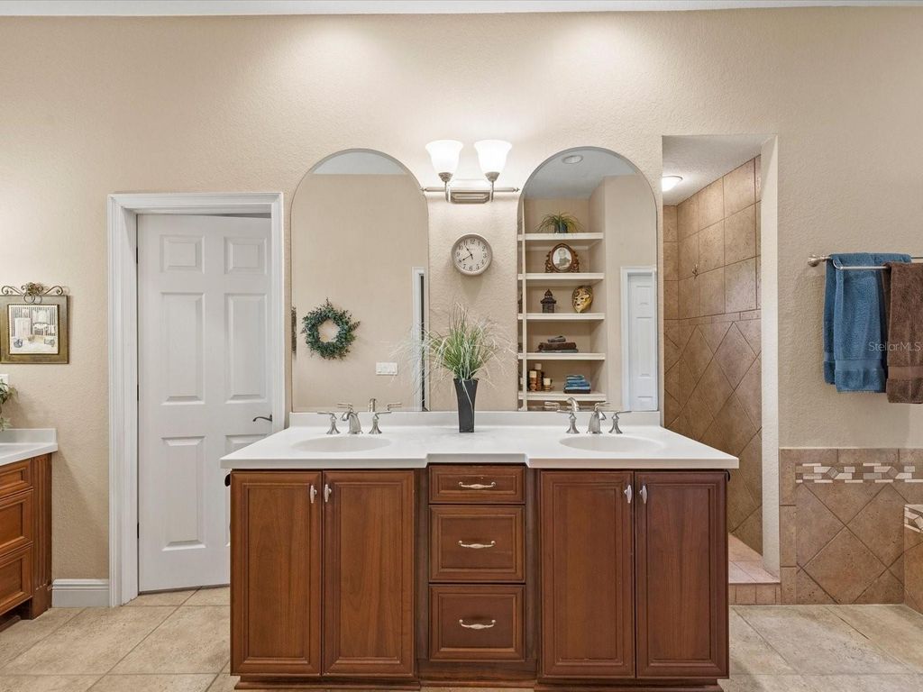 Image 13 of property listing at 19617 EAGLE CREST DRIVE, Lutz, FL 33549