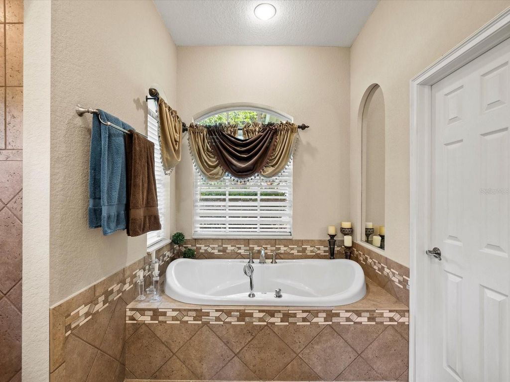 Image 14 of property listing at 19617 EAGLE CREST DRIVE, Lutz, FL 33549