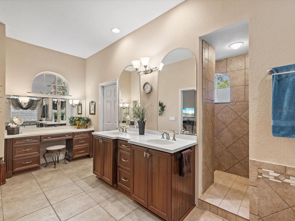 Image 4 of property listing at 19617 EAGLE CREST DRIVE, Lutz, FL 33549