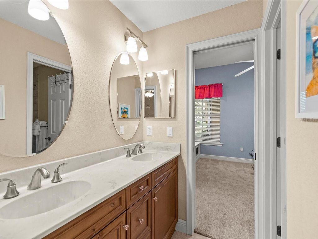 Image 33 of property listing at 19617 EAGLE CREST DRIVE, Lutz, FL 33549
