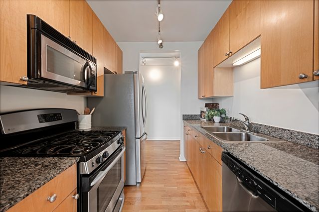 200 W Grand Avenue 804, Chicago, IL 60654