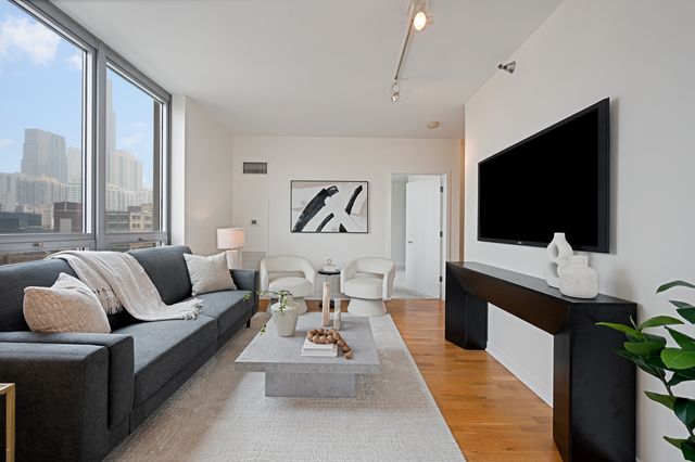 200 W Grand Avenue 804, Chicago, IL 60654