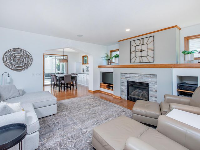 814 New Century Boulevard S, Maplewood, MN 55119