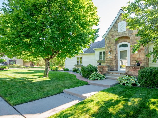 814 New Century Boulevard S, Maplewood, MN 55119