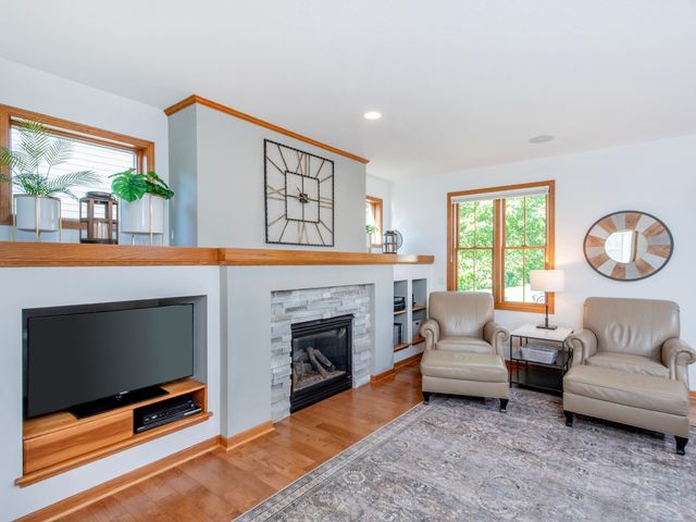 814 New Century Boulevard S, Maplewood, MN 55119