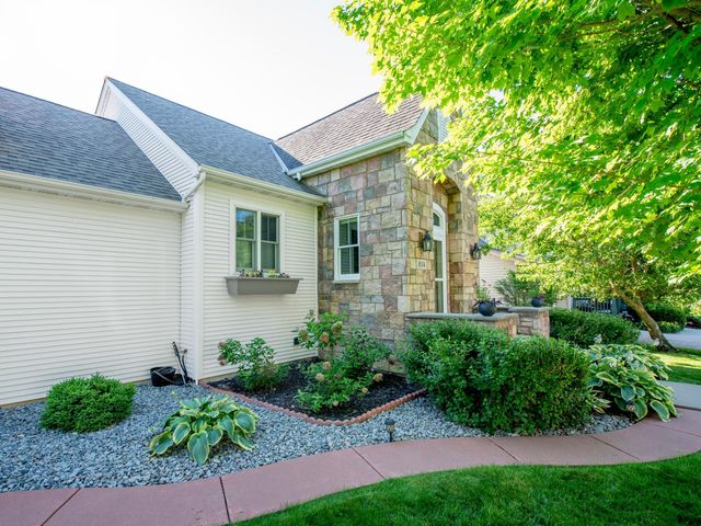 814 New Century Boulevard S, Maplewood, MN 55119