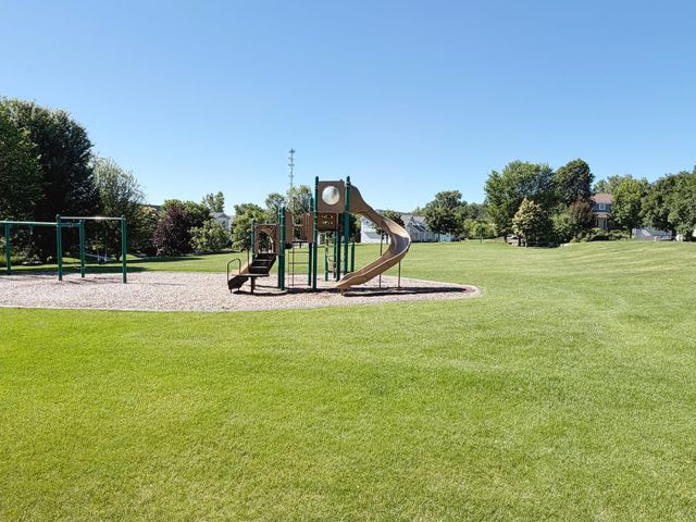 814 New Century Boulevard S, Maplewood, MN 55119