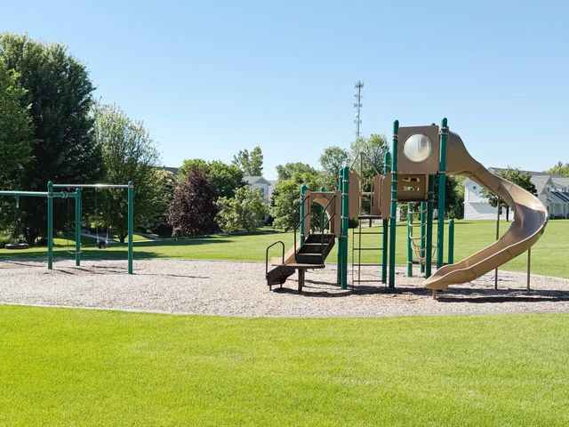 814 New Century Boulevard S, Maplewood, MN 55119