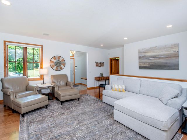 814 New Century Boulevard S, Maplewood, MN 55119