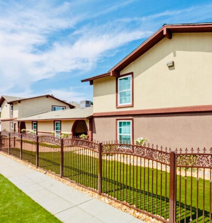 Image 2 of property listing at 1223 N Sylmar, Fresno, CA 93727